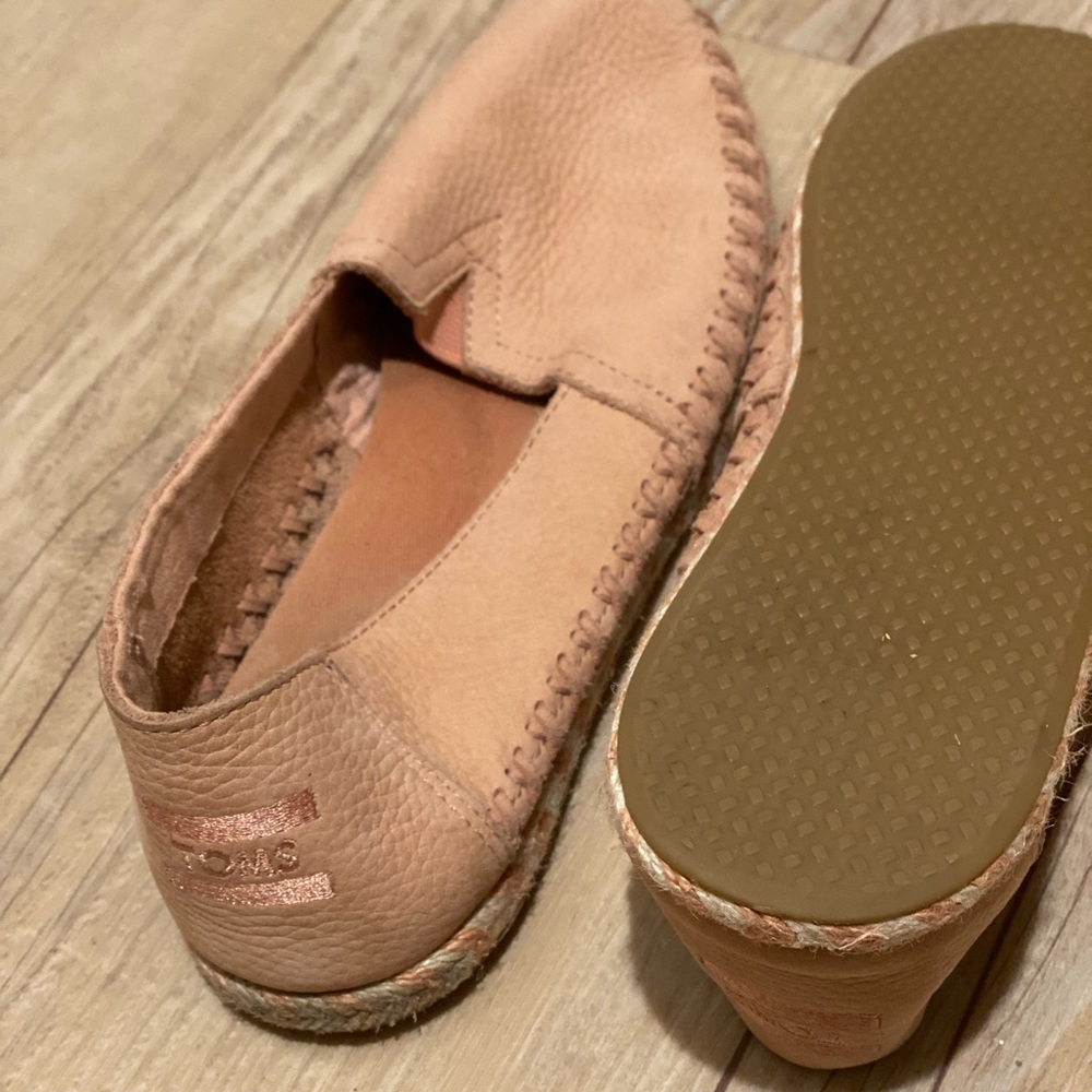 Light pink TOMS brand womens slip-on shoe, Size 8
